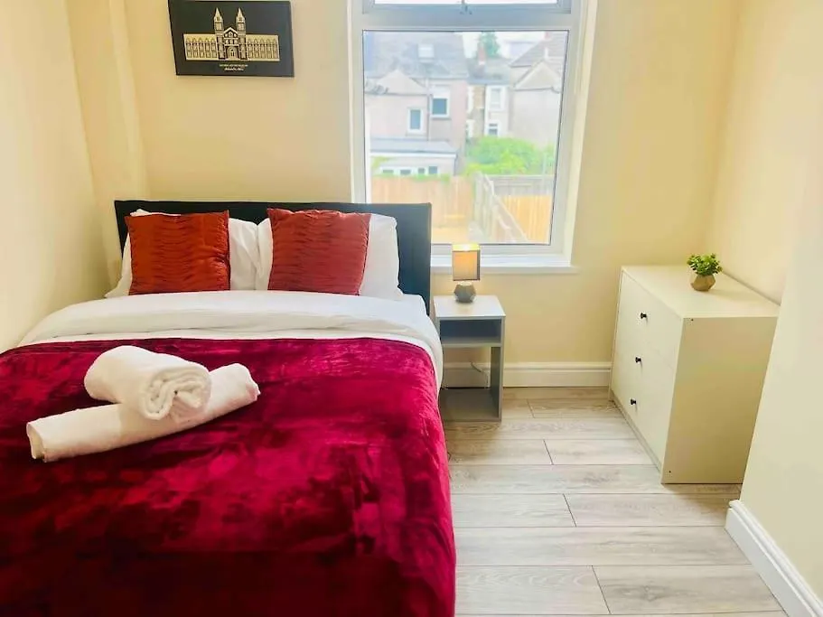 度假居 Spacious Four Bedroom House With Garden 卡迪夫 英国