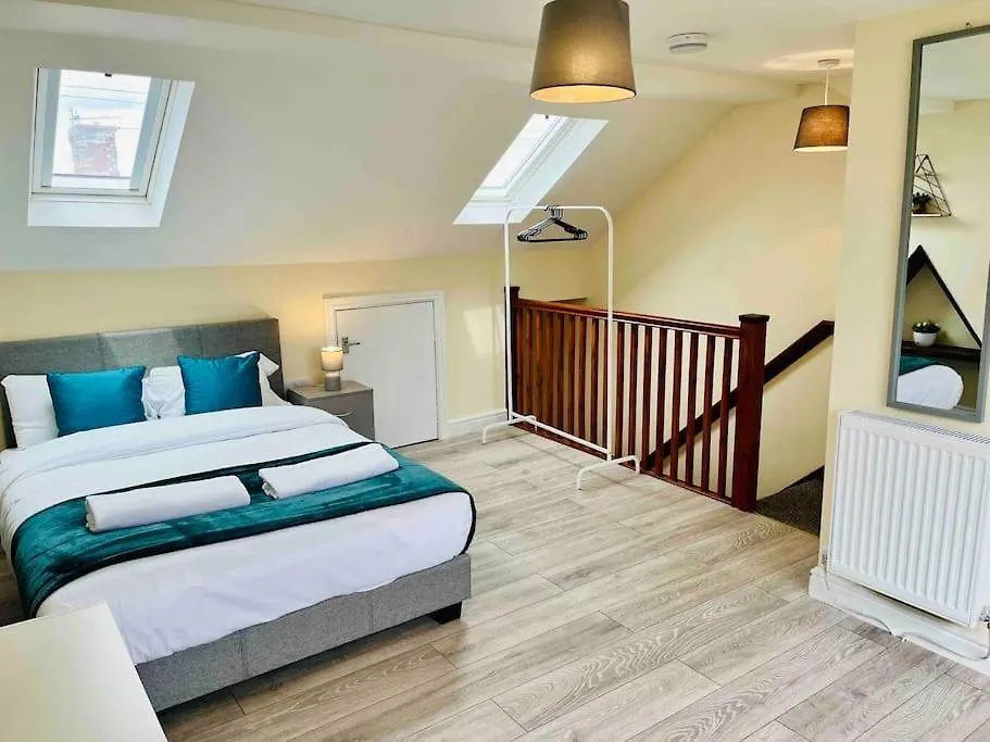 Spacious Four Bedroom House With Garden 卡迪夫