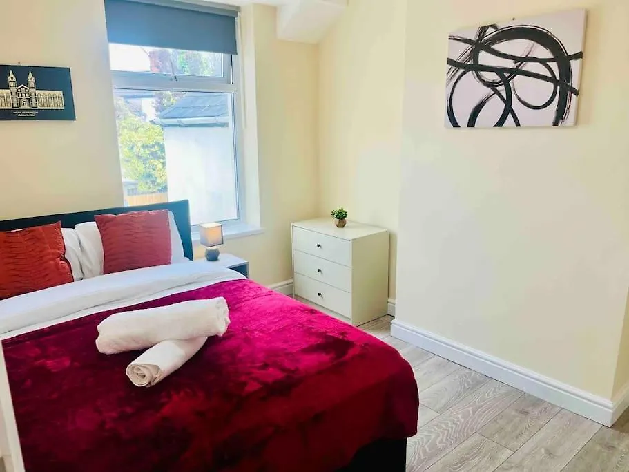 Spacious Four Bedroom House With Garden 卡迪夫 度假居