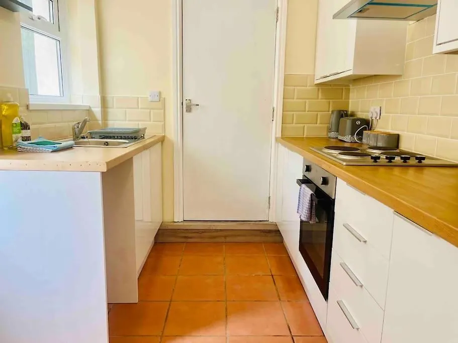 Spacious Four Bedroom House With Garden 卡迪夫 英国