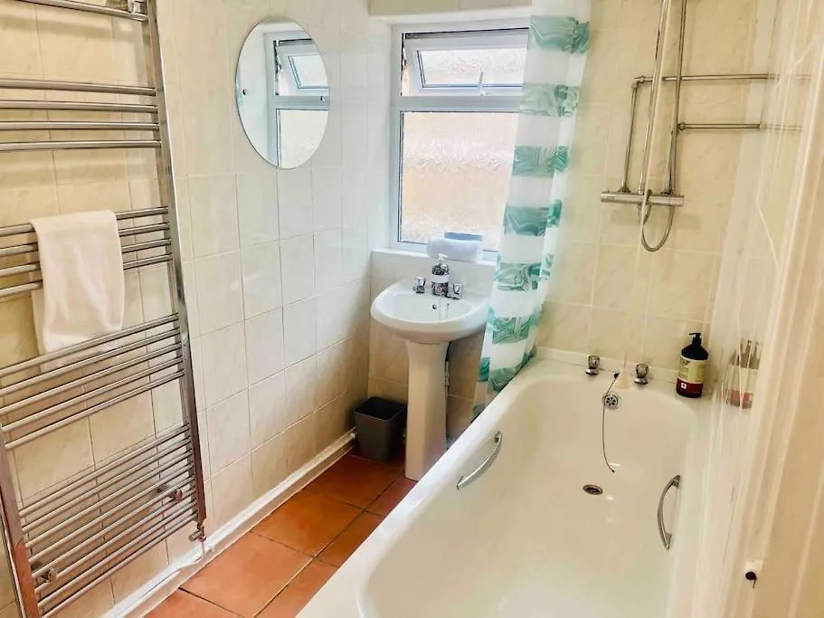 Spacious Four Bedroom House With Garden 卡迪夫